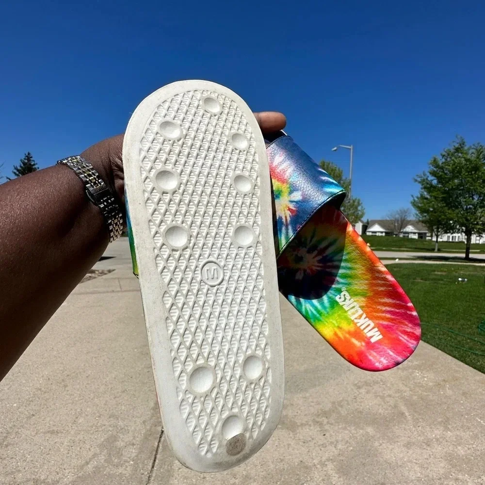 Muk Luks Unisex Pool Limbo Slide Rainbow Tie Dye‎